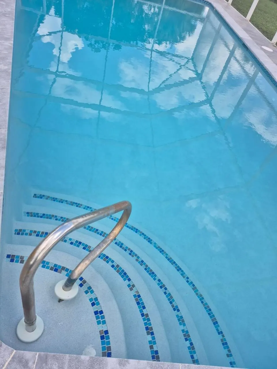 Pool tile cleaning